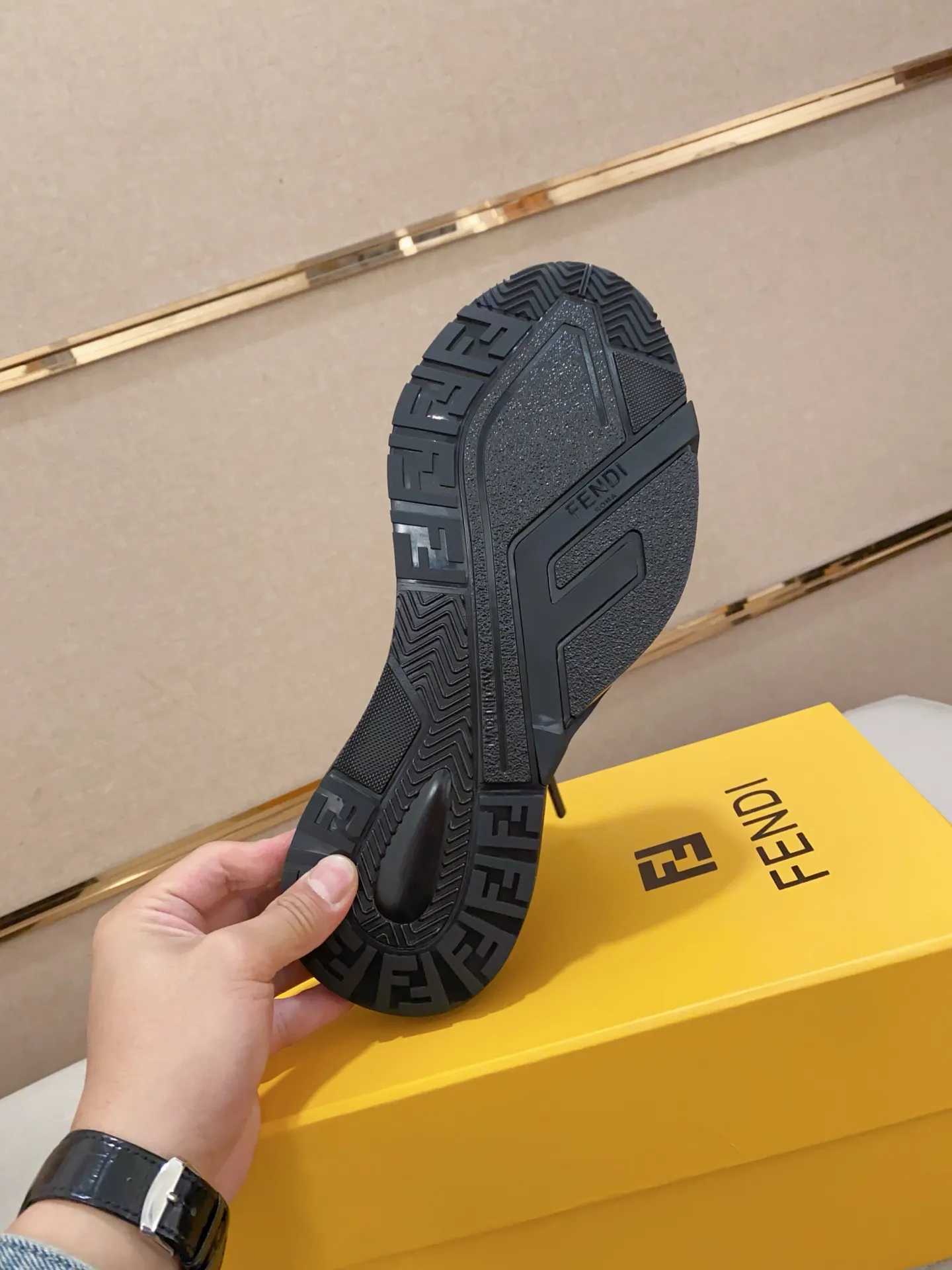 Men's shoes💰: 540💰(Higher version) [Fendi] Fendi's latest casual shoes for men! Available at counters simultaneously! A one-to-one replica of the original. Made entirely of imported top-grain calfskin, the interior is made of top-grain water-dyed cowhide, and the original factory-supplied rubber outsole. Leading new fashion concepts. Matching code: 38-44. 45 can be customized and non-returnable!